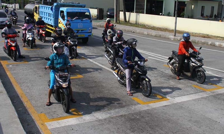 GARIS PENANDA JARAK PENGENDARA MOTOR