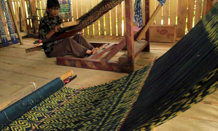 Proses Produksi Kain Tenun Sekomandi