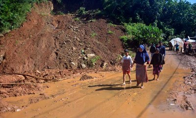 Empat Warga Tertimbun Tanah Longsor