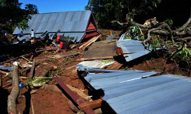 Empat Warga Tertimbun Tanah Longsor