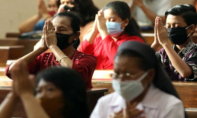 Umat Katolik Kembali Beribadah di Gereja