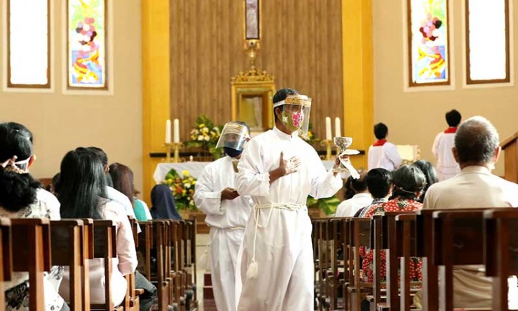 Umat Katolik Kembali Beribadah di Gereja