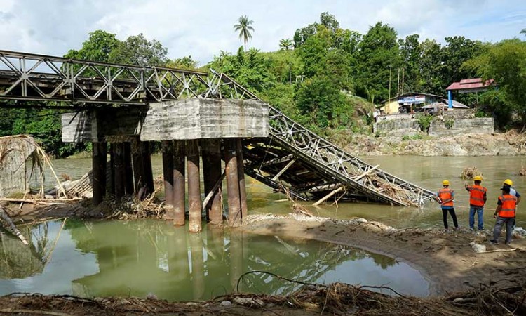 Jembatan Molintogupo di Gorontalo Ambruk Diterjang Banjir Bandang