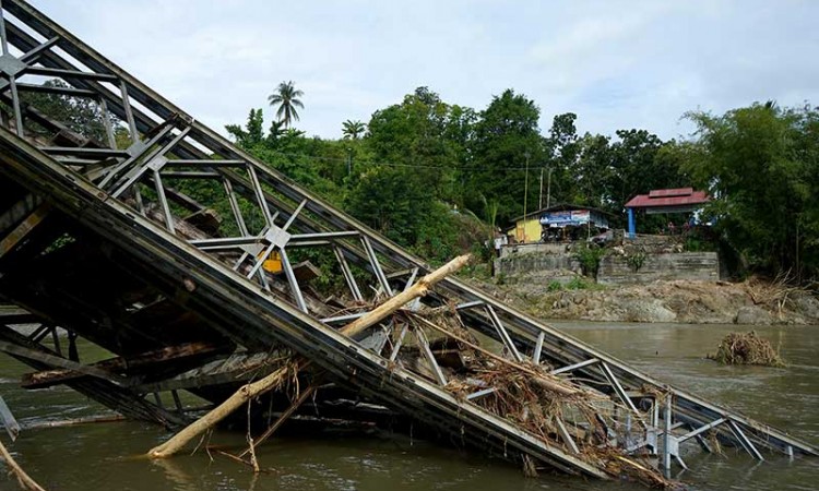 Jembatan Molintogupo di Gorontalo Ambruk Diterjang Banjir Bandang