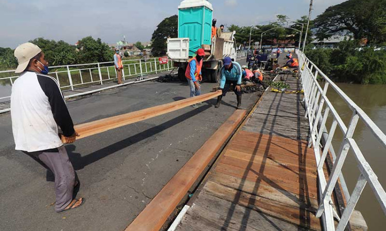 Perbaikan Jembatan Cagar Budaya di Kediri