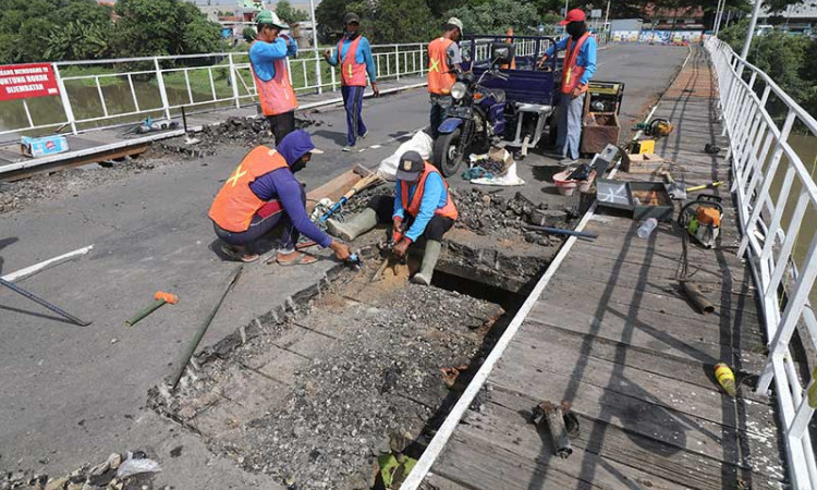 Perbaikan Jembatan Cagar Budaya di Kediri