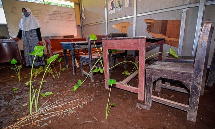 Ruang Kelas SMPN di Lombok Rusak Akibat Banjir