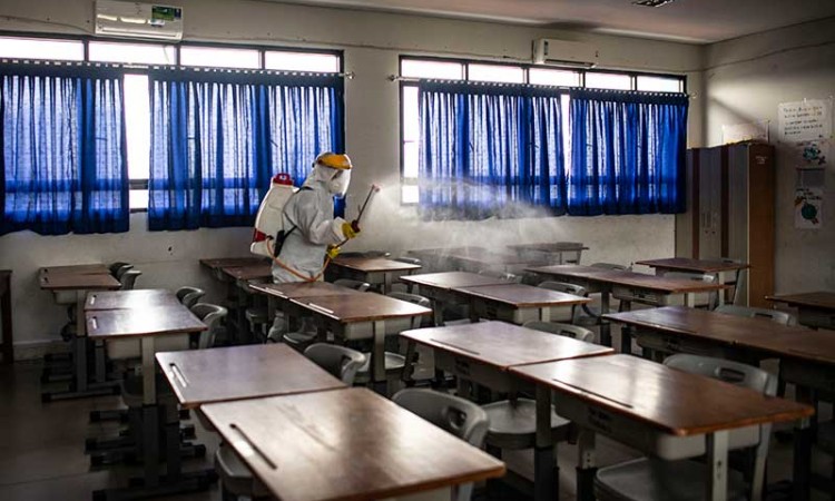 Jelang Penerapan New Normal, PMI Jakarta Semprotkan Disinfektan di Lingkungan Sekolah