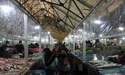 Pasar Ikan Pabean Surabaya Pasang Penyekat Plastik di Lapak Pedagang