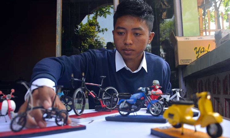 Pembuatan Miniatur Sepeda Motor Dari Bahan Limbah Kartu Perdana