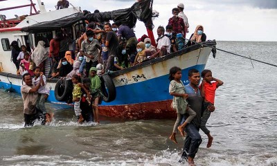 Pengungsi Rohingya Yang Terdampar di Aceh Dievakuasi Warga