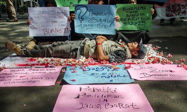 Orang Tua Murid Protes Pelaksanaan PPDB Daring di Bandung