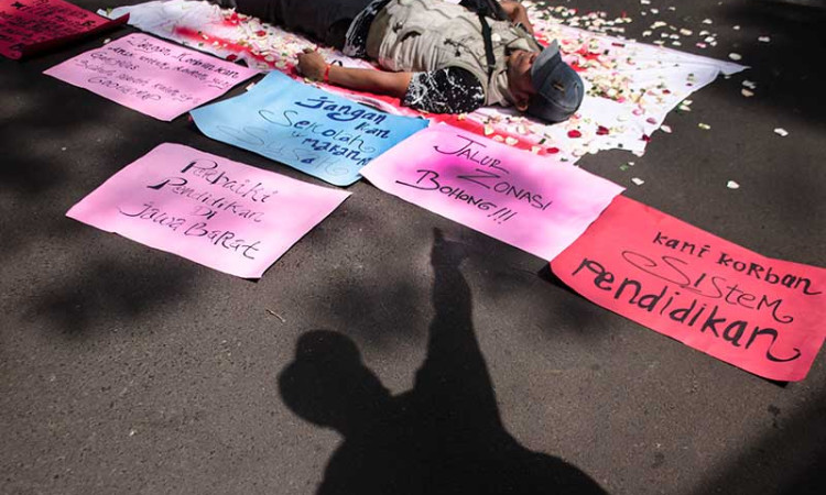 Orang Tua Murid Protes Pelaksanaan PPDB Daring di Bandung