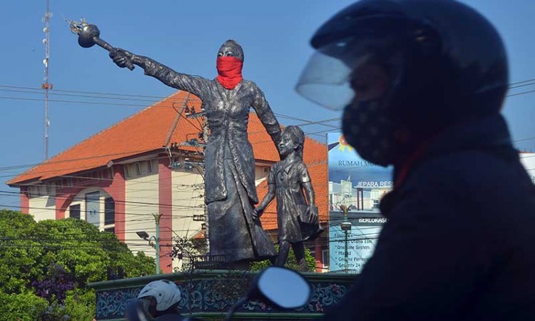 Patung RA Kartini di Jepara Dipasangi Masker