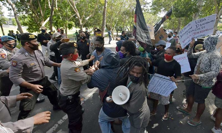 Polisi Bubarkan Demo Aliansi Mahasiswa Papua di Bali