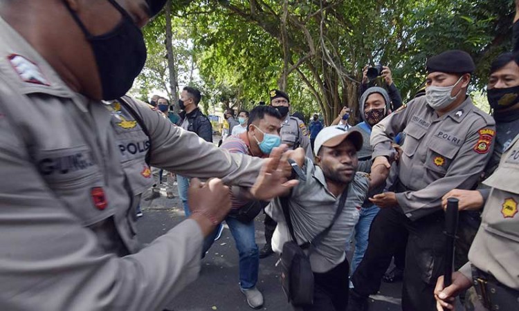Polisi Bubarkan Demo Aliansi Mahasiswa Papua di Bali