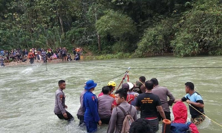 Tim Sar Evakuasi 33 Pendaki Gunung Yang Tersesat di Sulawesi Tenggara