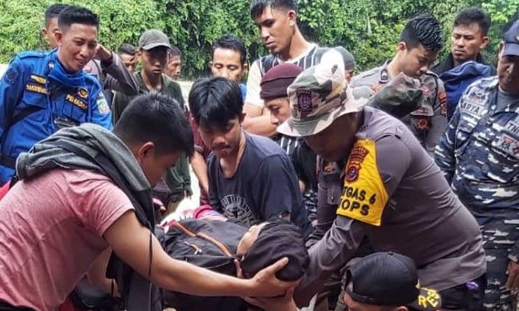 Tim Sar Evakuasi 33 Pendaki Gunung Yang Tersesat di Sulawesi Tenggara