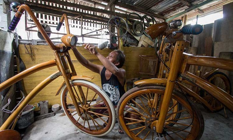 Perajin di Jawa Tengah Menyulap Limbah Kayu Menjadi Sebuah Sepeda
