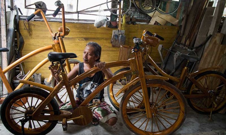 Perajin di Jawa Tengah Menyulap Limbah Kayu Menjadi Sebuah Sepeda