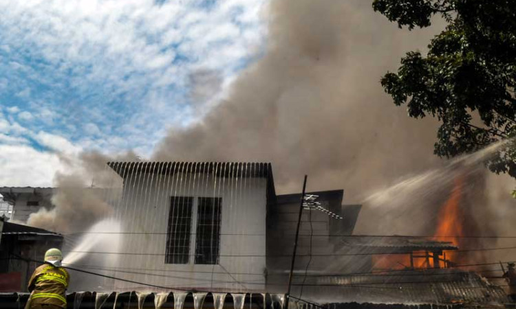 Kebakaran di Manggarai Hanguskan 40 Toko