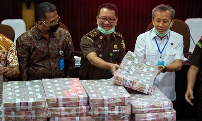 Kejagung Tunjukan Uang Sitaan Dari Kasus Korupsi Asuransi Jiwasraya