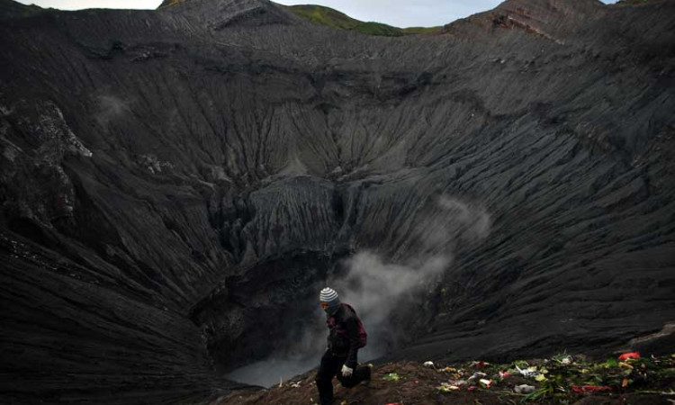 Suku Tengger Rayakan Yadnya Kasada di Kawah Gunung Bromo