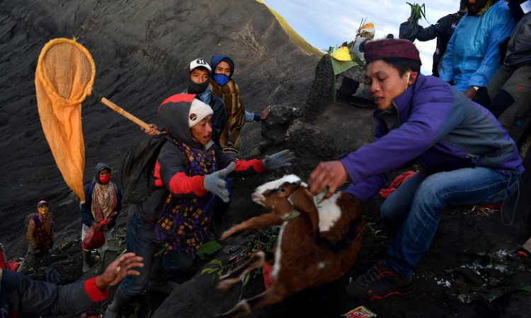 Suku Tengger Rayakan Yadnya Kasada di Kawah Gunung Bromo