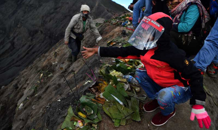 Suku Tengger Rayakan Yadnya Kasada di Kawah Gunung Bromo
