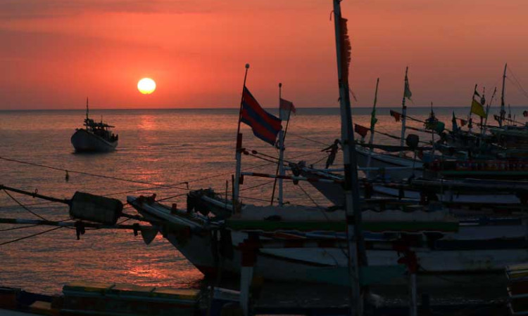 Matahari Terbenam di Dermaga Penarukan Dijadikan Obyek Pariwisata