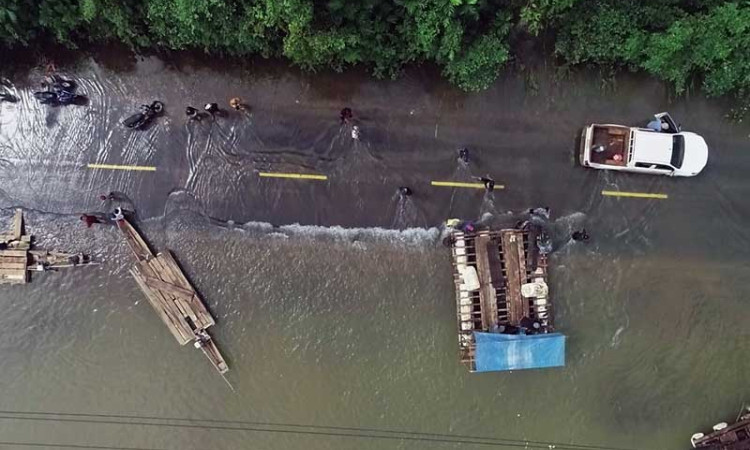 Jalan Trans Sulawesi Terputus Akibar Banjir