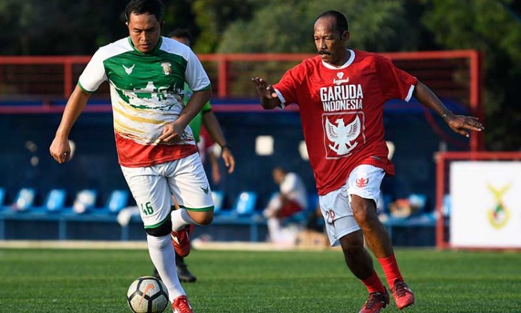 Para Legenda Pemain Timnas Indonesia Beradu Skill Saat Reuni di Lapangan Hijau
