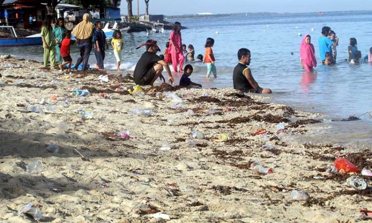 Pantai di Makassar Dipenuhi Sampah Plastik