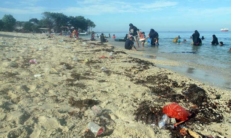 Pantai di Makassar Dipenuhi Sampah Plastik