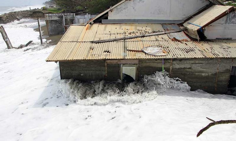 Banjir Rob di Aceh Robohkan 42 Rumah Warga