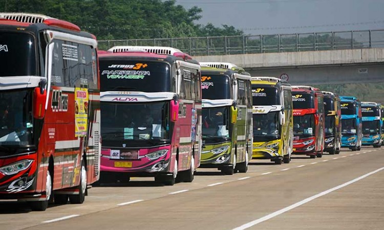 Bus Pariwisata Konvoi Di Tol Untuk Sosialisasikan Tur Wisata New Normal