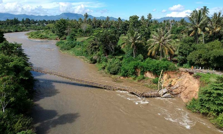 Jembatan Gantung di Gorontalo Putus Tergerus Arus Sungai