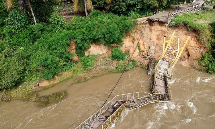 Jembatan Gantung di Gorontalo Putus Tergerus Arus Sungai