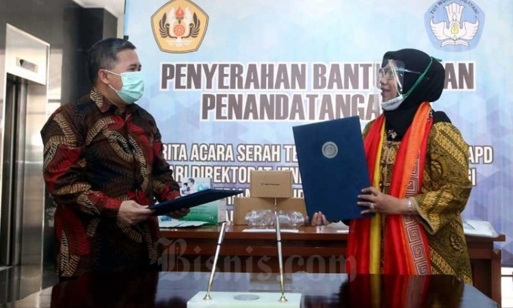 Kemendikbud Serahkan Bantuan Alat Pengujian Sampel Covid-19 Ke Unpad