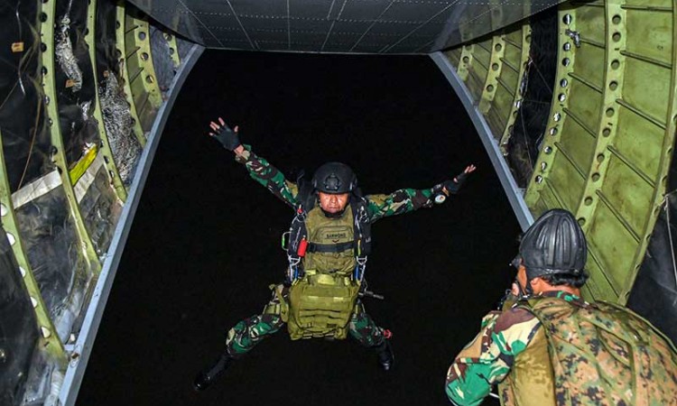 Latihan Terjun Malam Pasukan Batalyon Intai Amfibi 1 Korps Marinir TNI AL