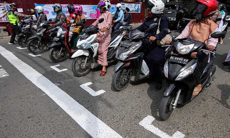 Jaga Jarak Pengedara Sepeda Motor di Aceh Seperti Start Balapan Moto GP