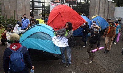 Mapala Bawa Tenda Saat Aksi Menolak Omnibus Law di Depan DPR