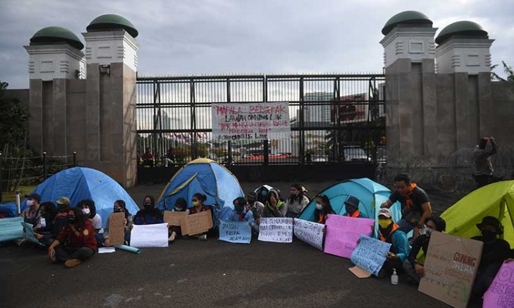 Mapala Bawa Tenda Saat Aksi Menolak Omnibus Law di Depan DPR