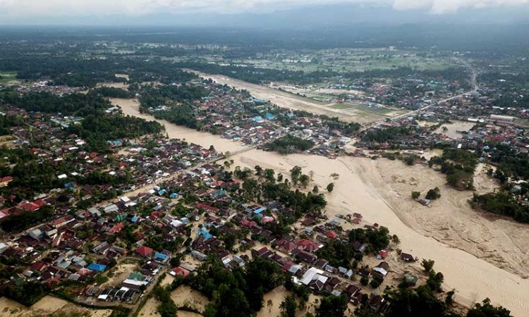 Kota Masamba Masih Terendam Lumpur Akibat Banjir Bandang