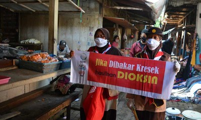 Komunitas Nol Sampah Rampok Kantong Plastik Warga saat Sosialisasi Pengurangan Sampah Plastik