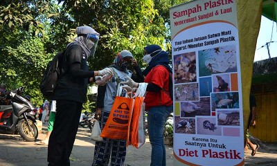 Komunitas No Sampah Rampok Kantong Plastik Warga saat Sosialisasi Pengurangan Sampah Plastik