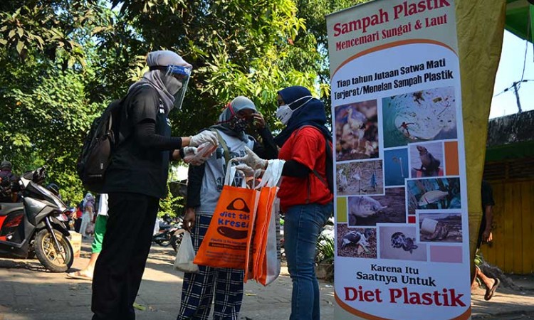 Komunitas No Sampah Rampok Kantong Plastik Warga saat Sosialisasi Pengurangan Sampah Plastik