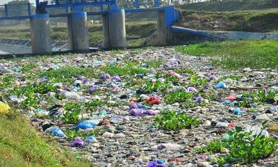 Saluran Irigasi di Demak Jawa Tengah Dipenuhi Sampah Plastik