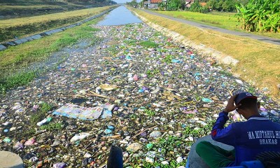 Saluran Irigasi di Demak Jawa Tengah Dipenuhi Sampah Plastik