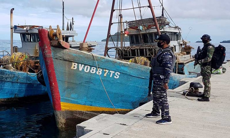 KRI Yos Sudarso-353 Tangkap Dua Kapal Ikan Asing Vietman di Perairan Pulau Sekatung